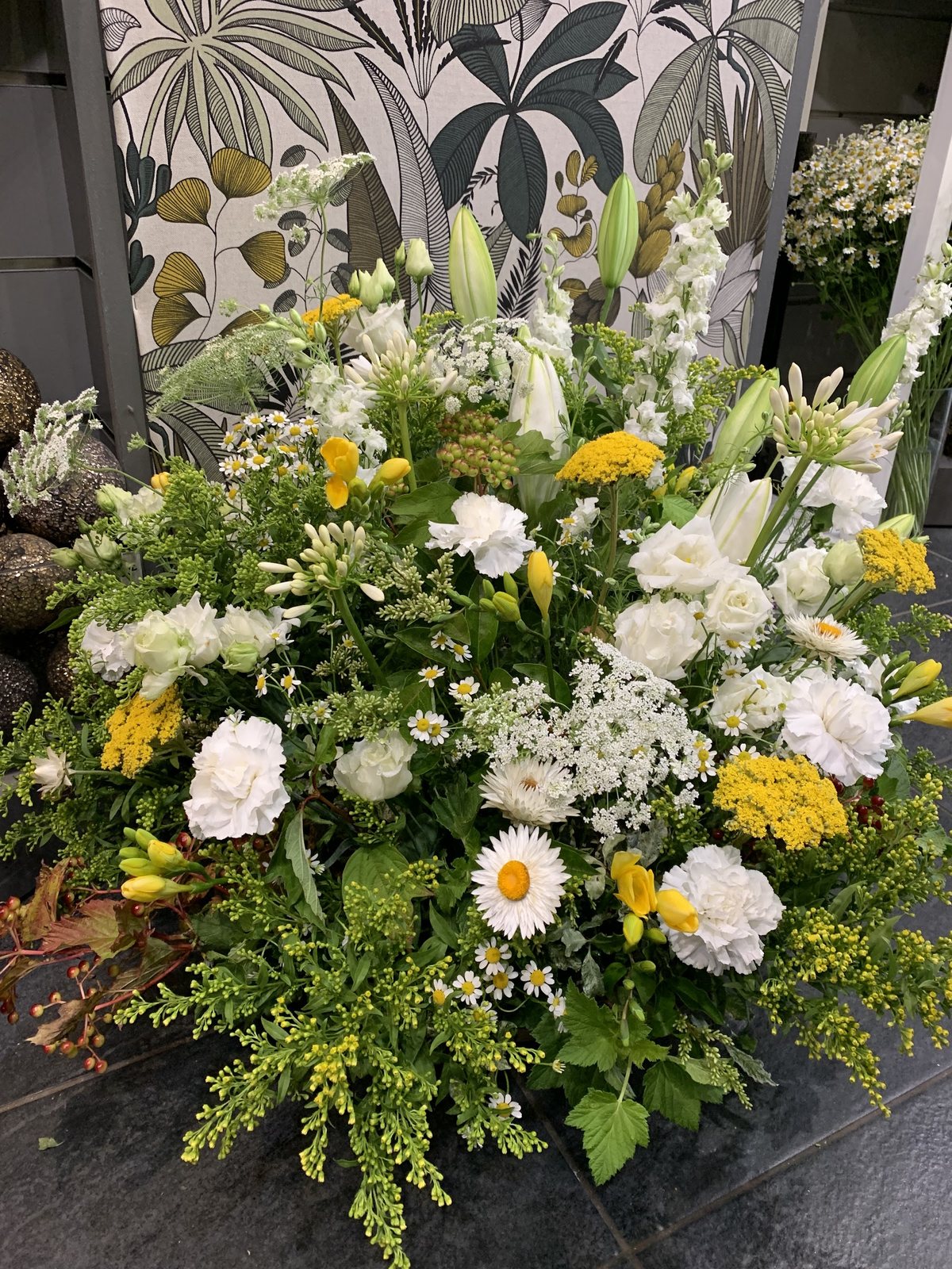 Composition blanche et jaune : lys, marguerites, solidago