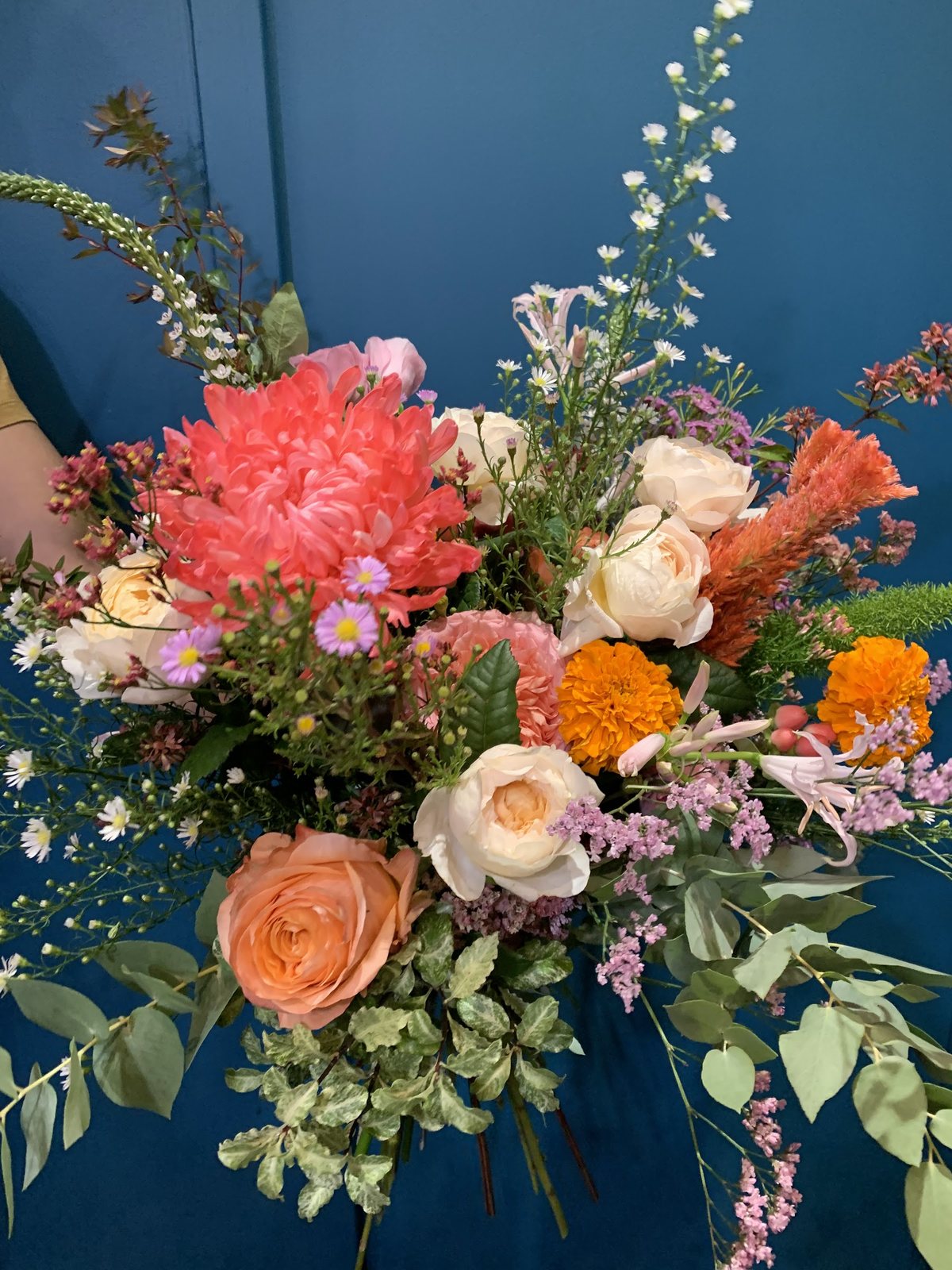 Bouquet de dahlias corail et roses pêche