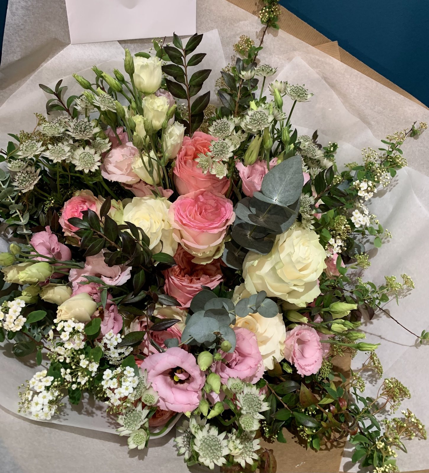 Bouquet rose et blanc emballé