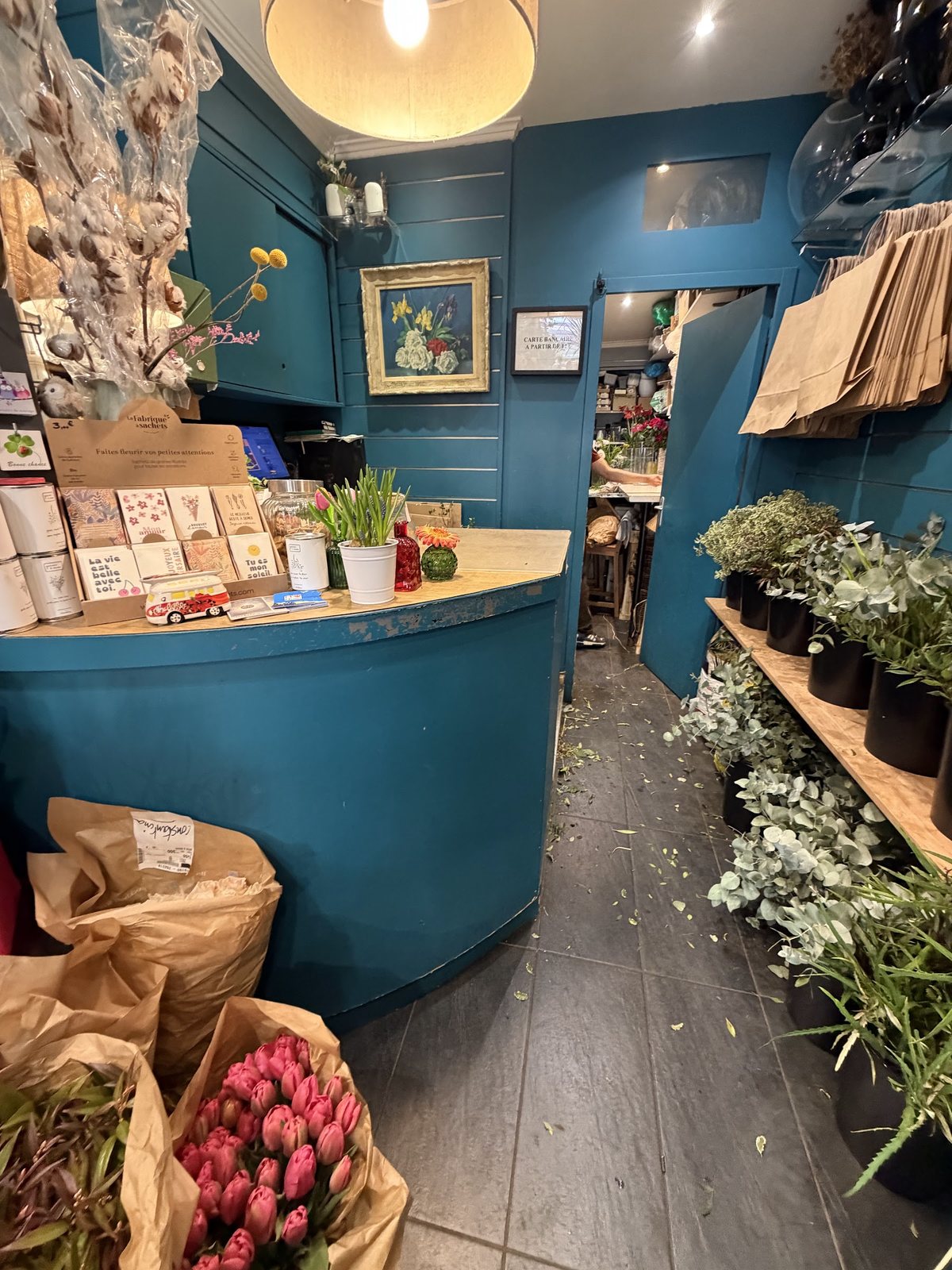 Le comptoir bleu, les cartes et les tulipes emballées