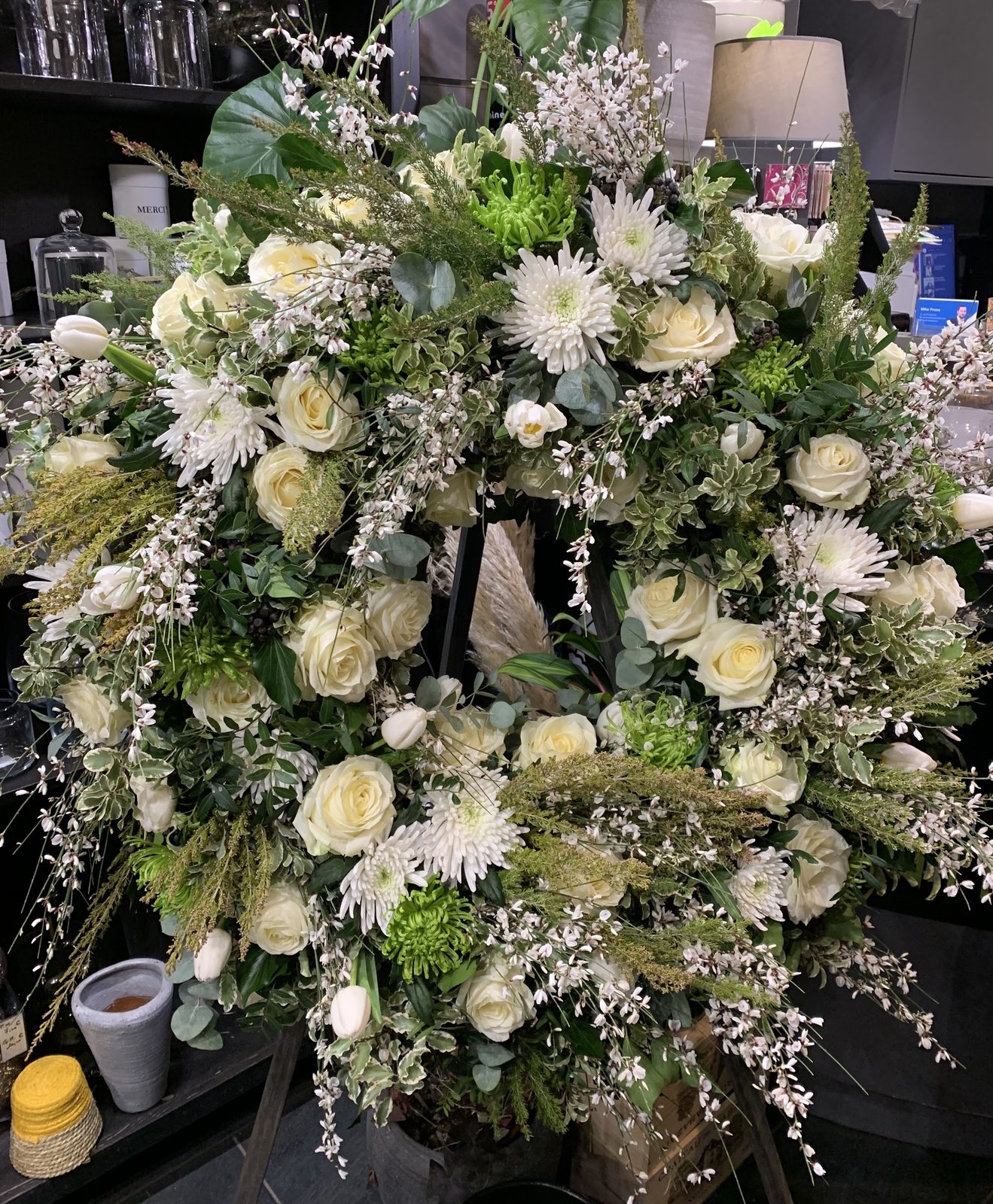 Couronne de fleurs blanches et vertes