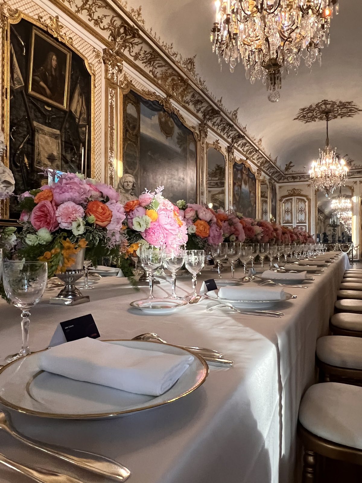 Grande table de réception fleurie
