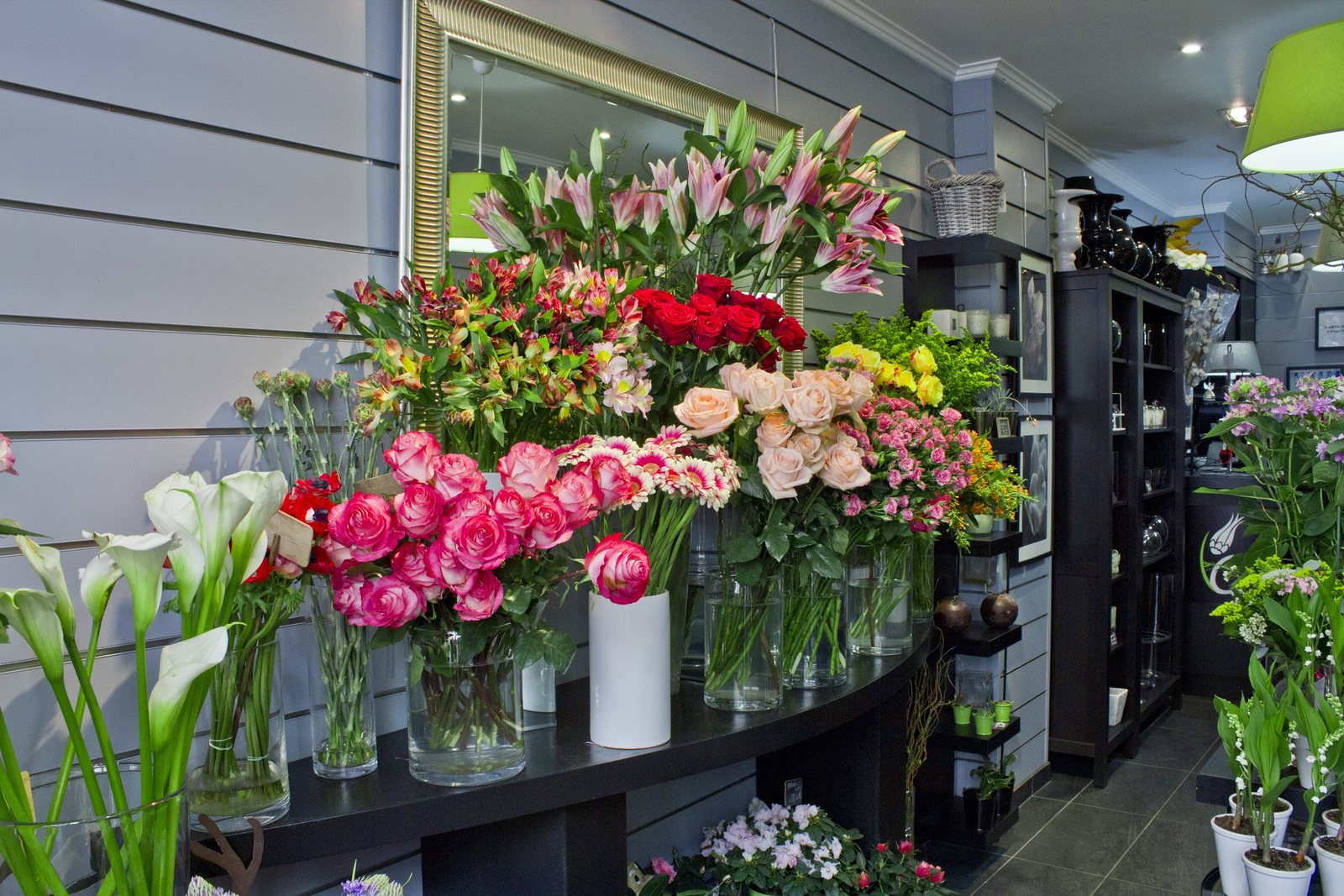 Fleurs coupées en vases : lys, roses, arums